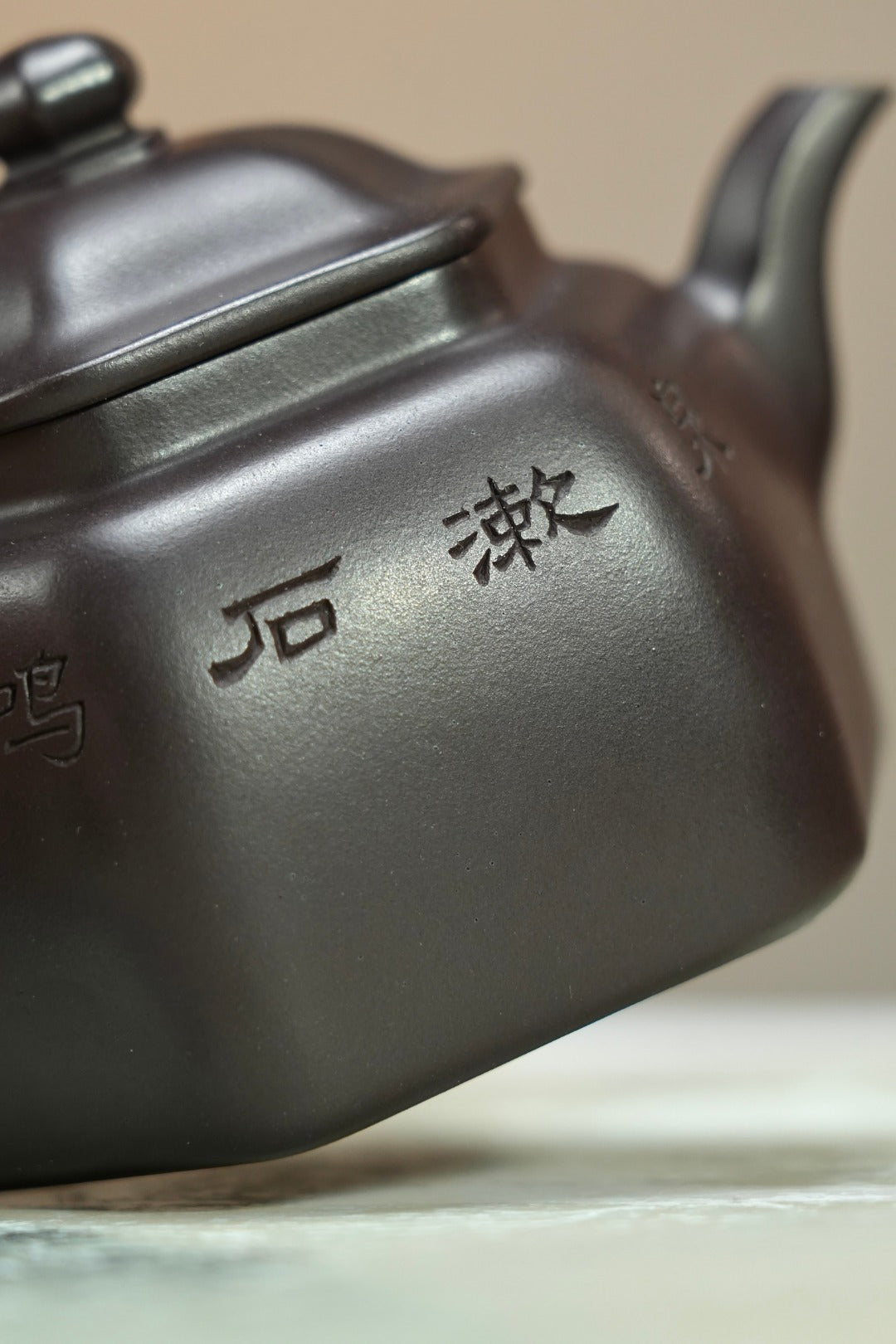 【耿浩方器 礼藏双绝】 紫砂80后方器巨匠·耿浩巅峰之作《六方怀隐壶》原矿极品90纯紫老泥·190cc