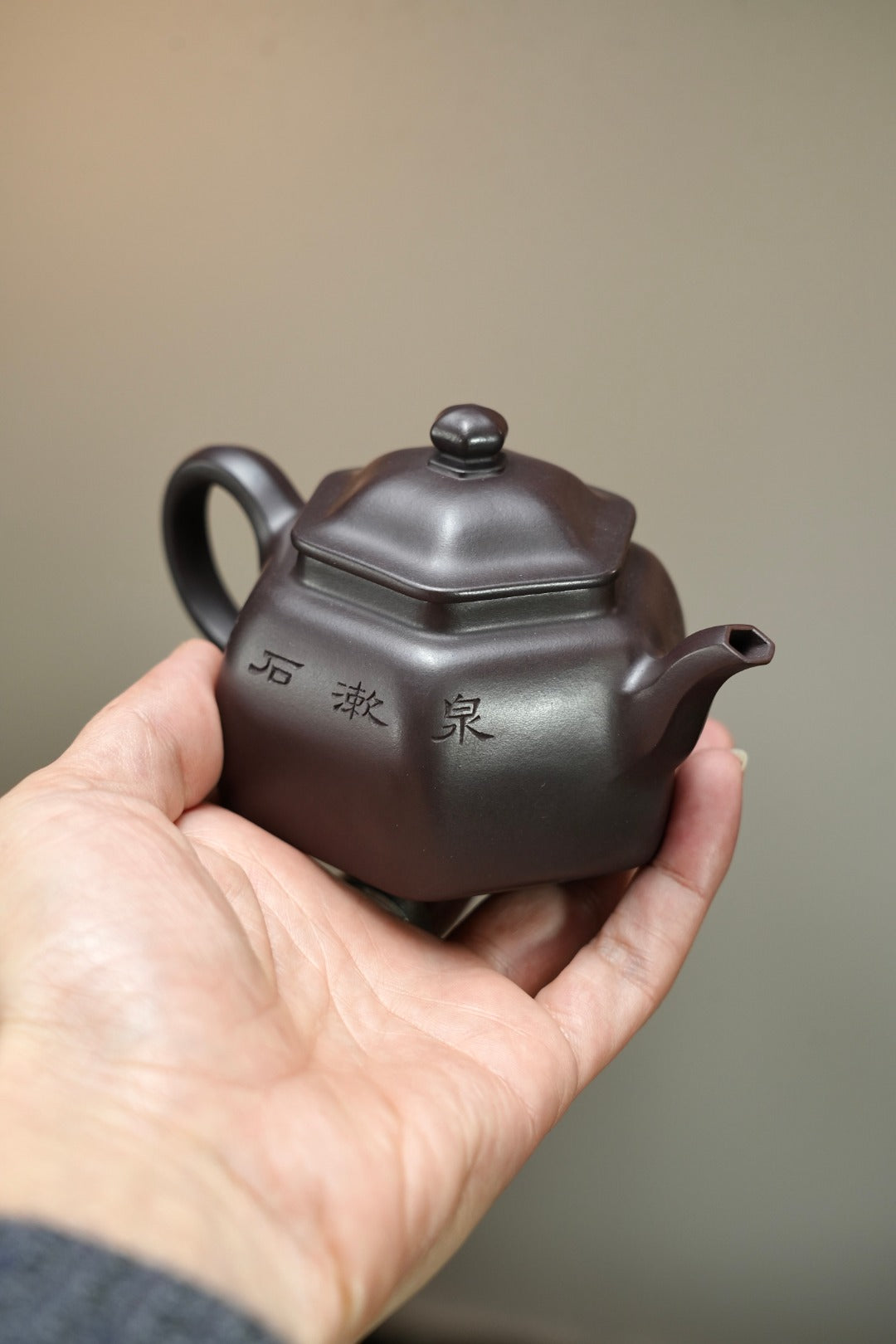 【耿浩方器 礼藏双绝】 紫砂80后方器巨匠·耿浩巅峰之作《六方怀隐壶》原矿极品90纯紫老泥·190cc