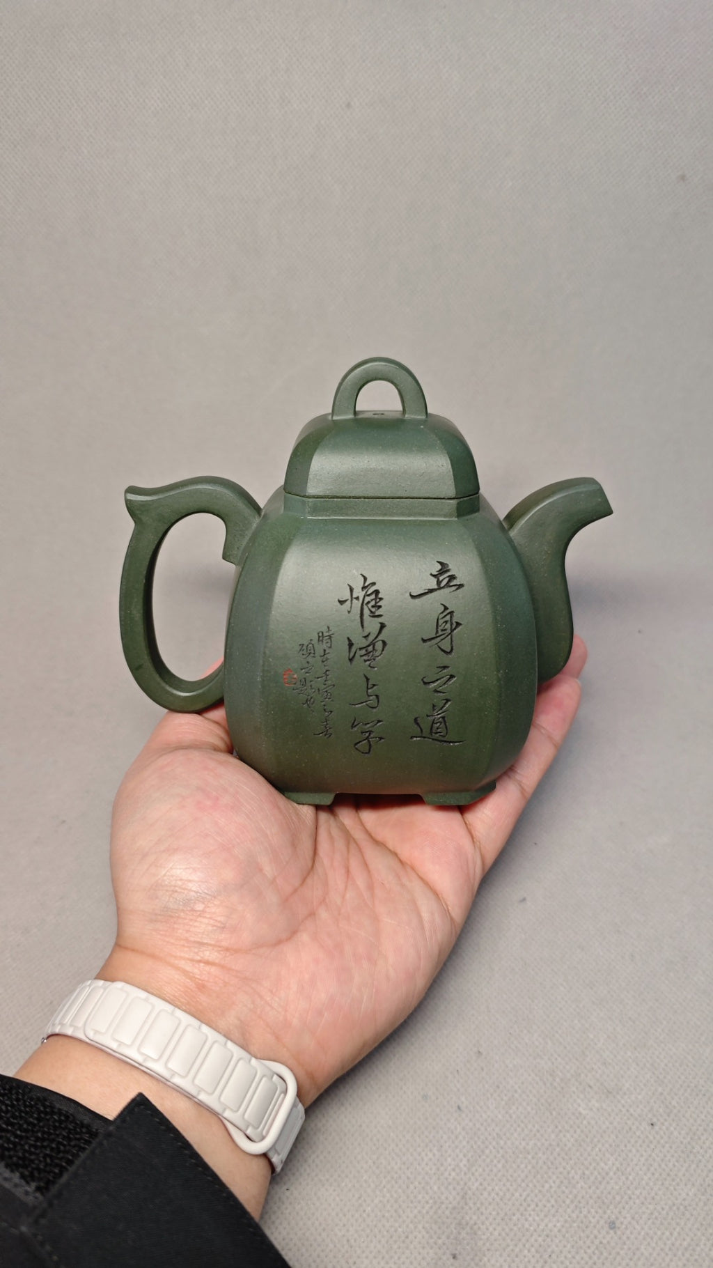 【福临八方】证书持壶照配套齐全 制壶：吴菊凤（国家级高级工艺美术师） 泥料：原矿绿泥 容量：430cc