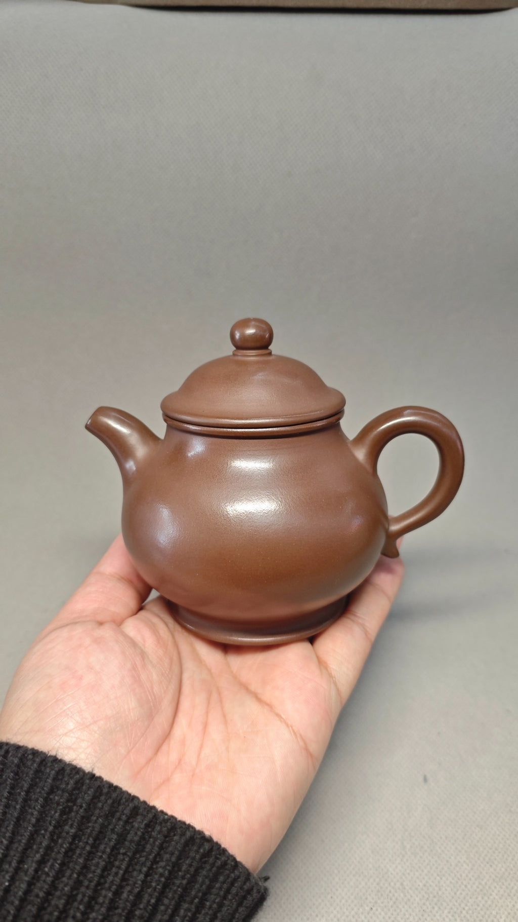 【高潘】 制壶：陈老师（国家级工艺美术师） 泥料：原矿百目紫泥 容量：280cc 内推球孔