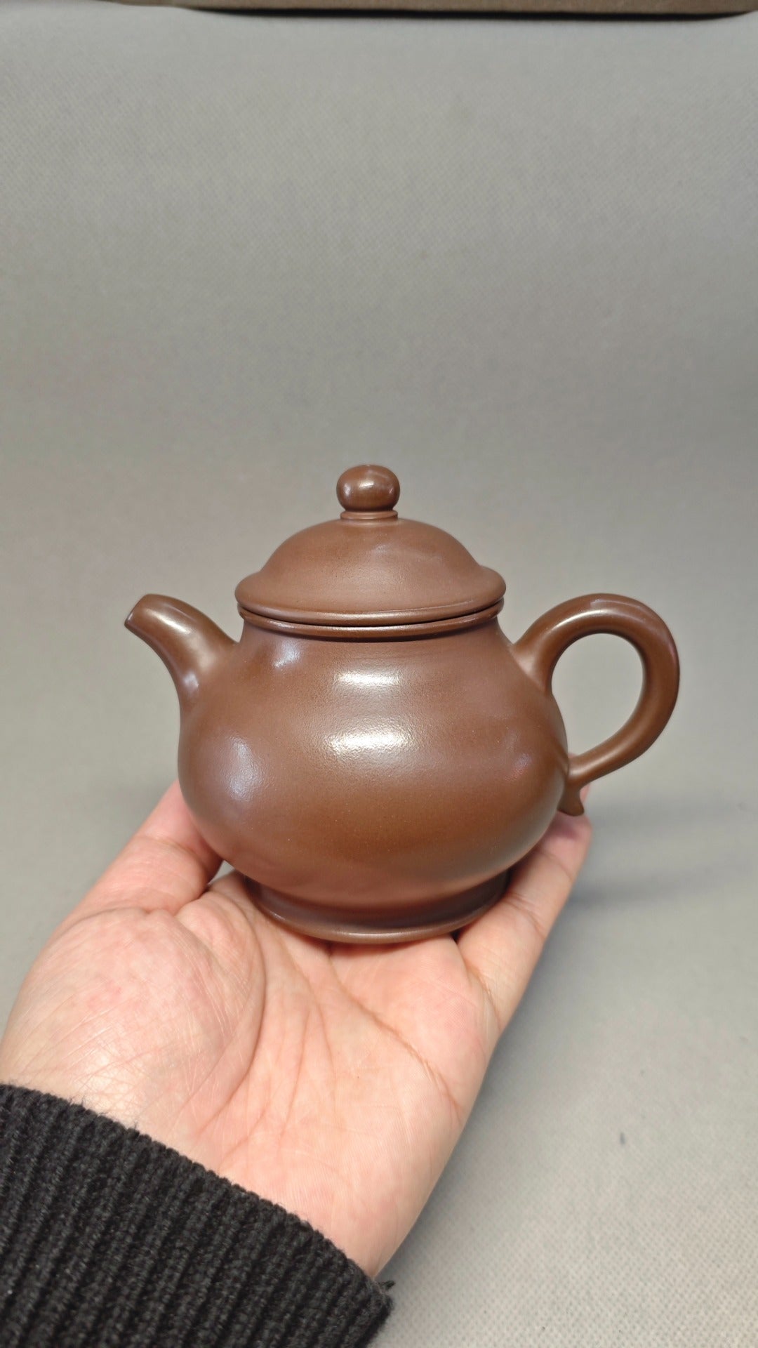【高潘】 制壶：陈老师（国家级工艺美术师） 泥料：原矿百目紫泥 容量：280cc 内推球孔
