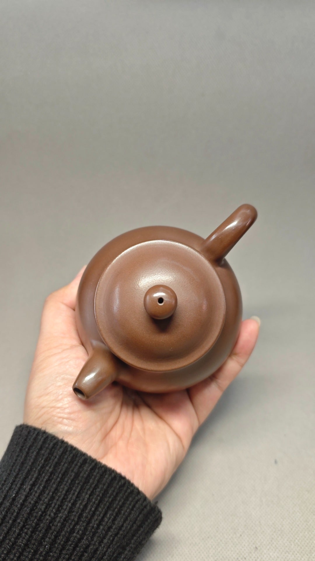 【高潘】 制壶：陈老师（国家级工艺美术师） 泥料：原矿百目紫泥 容量：280cc 内推球孔