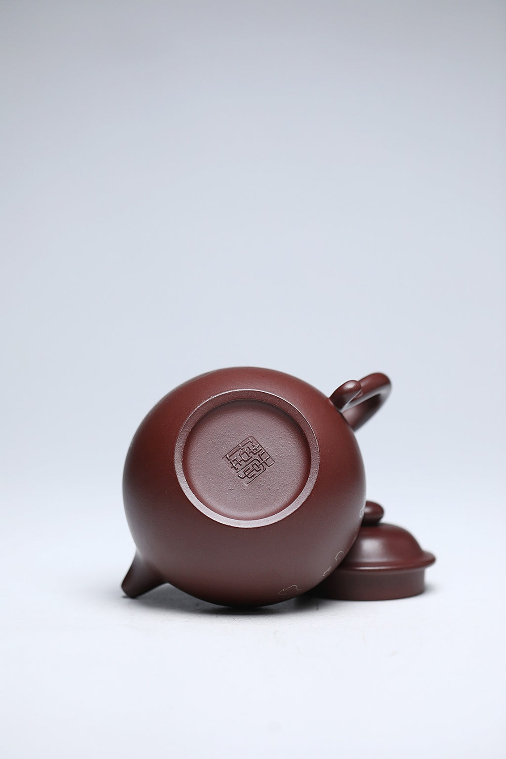 《弥勒莲子》 作者：李玮 正高级工艺美术师  原矿黄龙山紫御砂，370cc，内推球孔出水