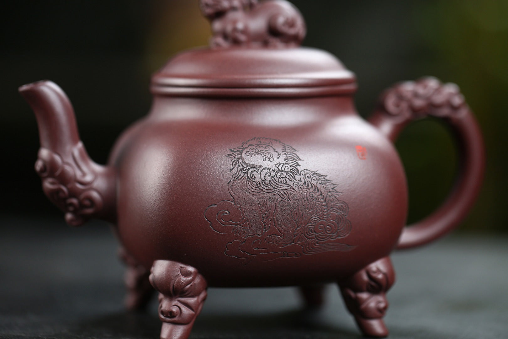 《紫气东来》 国家级高级工艺美术师 蒋亚平 原矿家藏老紫泥，450cc，菱形9孔出水