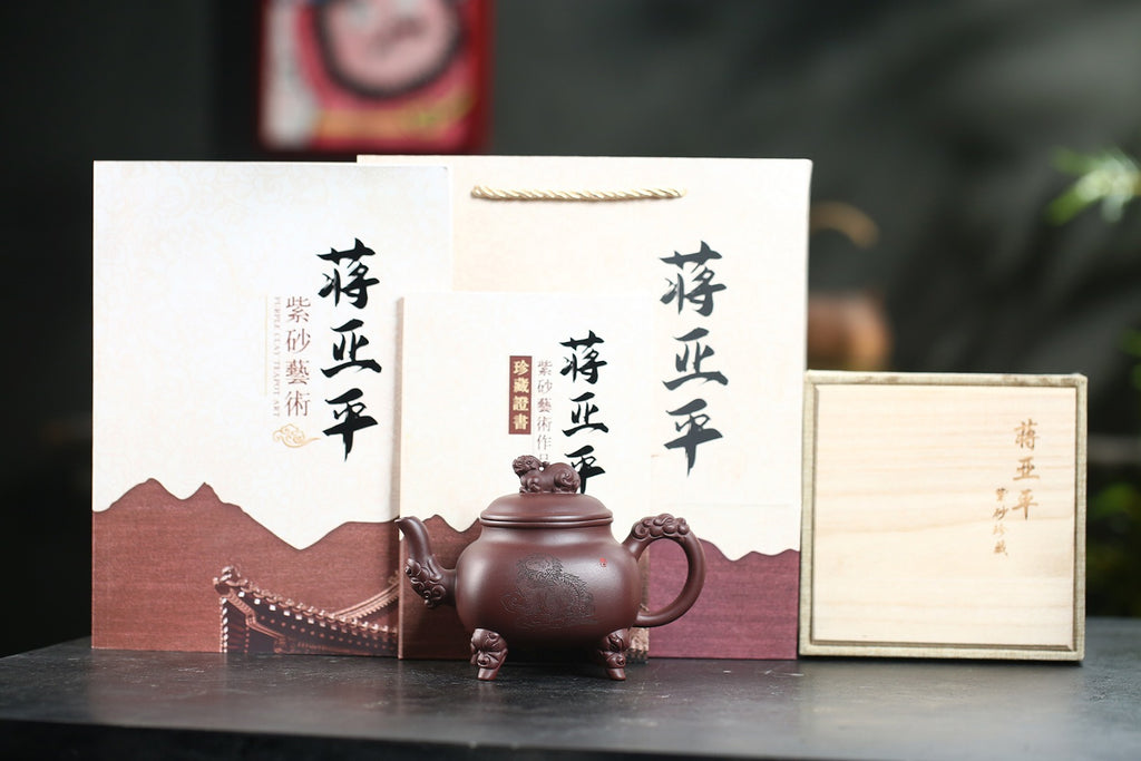《紫气东来》 国家级高级工艺美术师 蒋亚平 原矿家藏老紫泥，450cc，菱形9孔出水