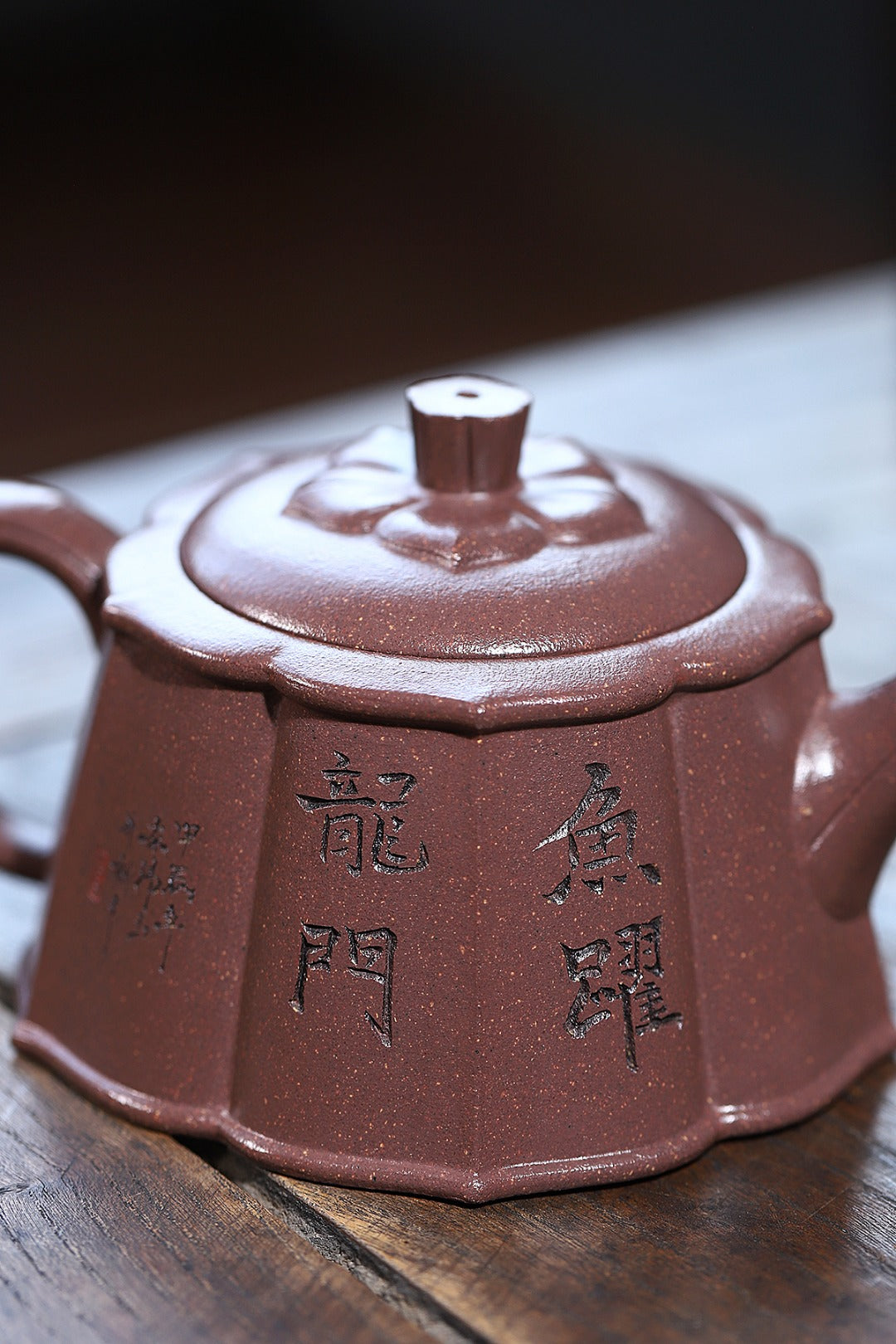 《筋纹菱花》 国家级工艺美术师 鲍玉华 装饰：李玮，江苏省陶瓷艺术大师，正高，原矿40目老天青泥，360cc