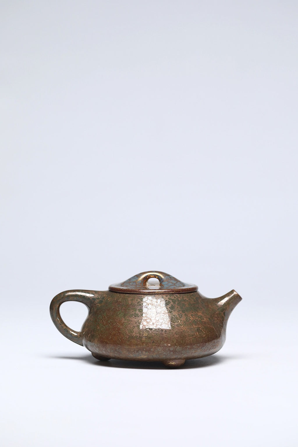 《景舟石瓢》 作者：李玮 正高级工艺美术师 古龙窑翡翠金砂大漆贝壳烧，260cc，菱形14孔出水