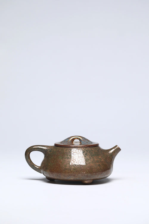 《景舟石瓢》 作者：李玮 正高级工艺美术师 古龙窑翡翠金砂大漆贝壳烧，260cc，菱形14孔出水