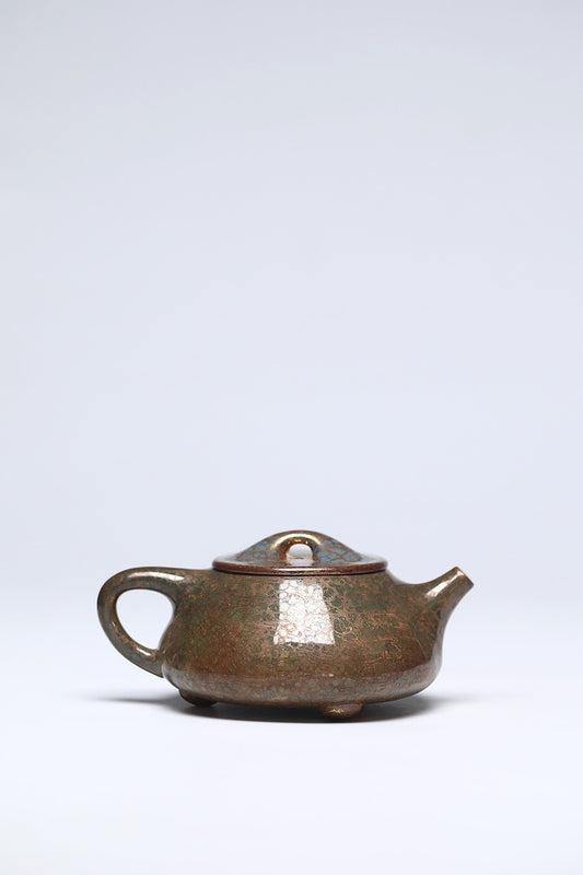 《景舟石瓢》 作者：李玮 正高级工艺美术师 古龙窑翡翠金砂大漆贝壳烧，260cc，菱形14孔出水