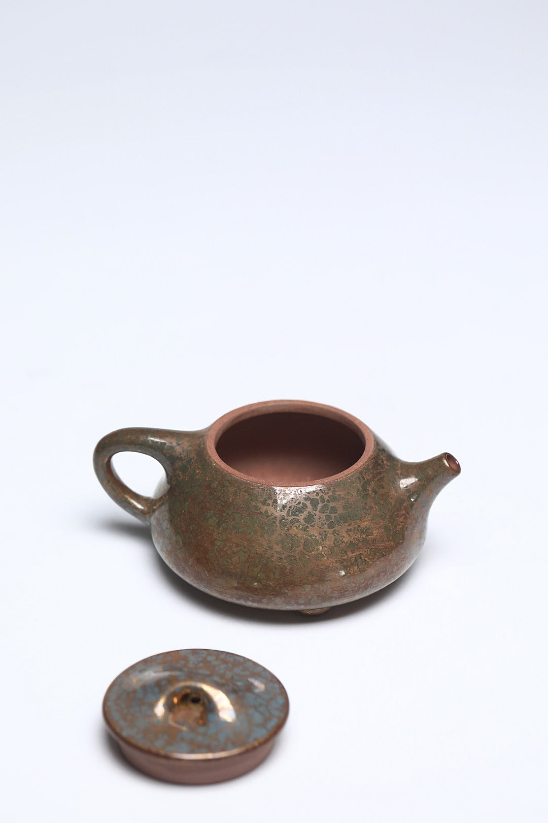 《景舟石瓢》 作者：李玮 正高级工艺美术师 古龙窑翡翠金砂大漆贝壳烧，260cc，菱形14孔出水