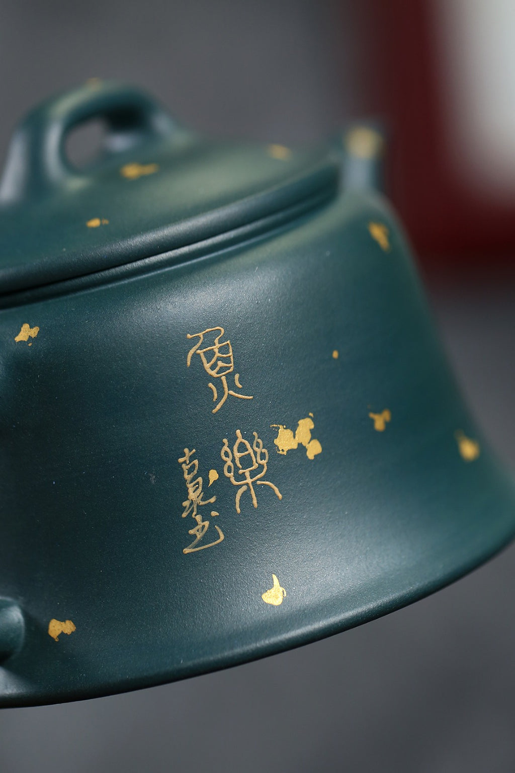 《鱼乐》 国家级高级工艺美术师 蒋亚平 原矿家藏墨绿泥，270cc，并列10孔出水