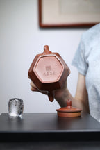 《僧帽》 国家级工艺美术师 鲍玉华 鲍生泰百年冷金黄古法渐变烧，540cc，并列14孔出水