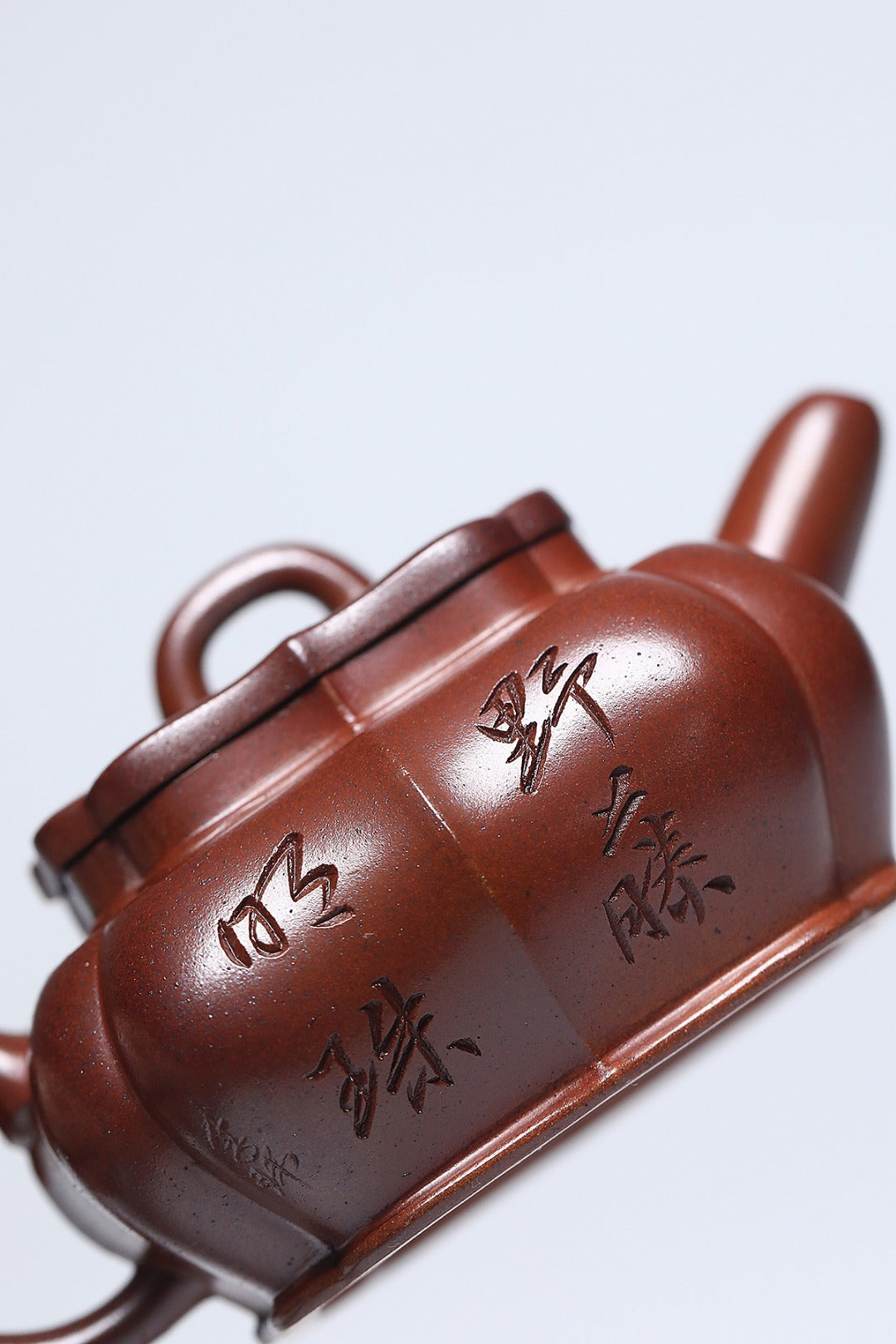 《野藤明珠》 作者：李玮 徐悲鸿吴冠中画院特聘研究员 古龙窑胭脂红柴烧，210cc，菱形9孔出水