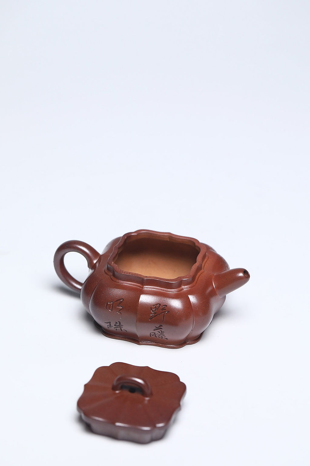 《野藤明珠》 作者：李玮 徐悲鸿吴冠中画院特聘研究员 古龙窑胭脂红柴烧，210cc，菱形9孔出水
