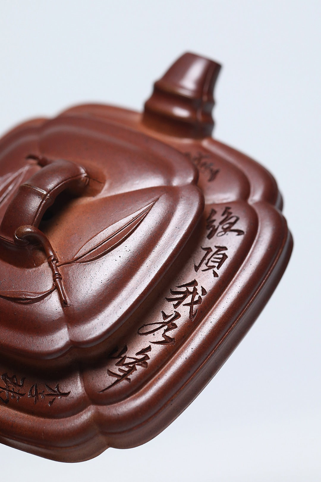 《四方抽角竹鼓》 作者：李玮 正高级工艺美术师 徐悲鸿吴冠中画院特聘研究员 古龙窑胭脂红柴烧，200cc