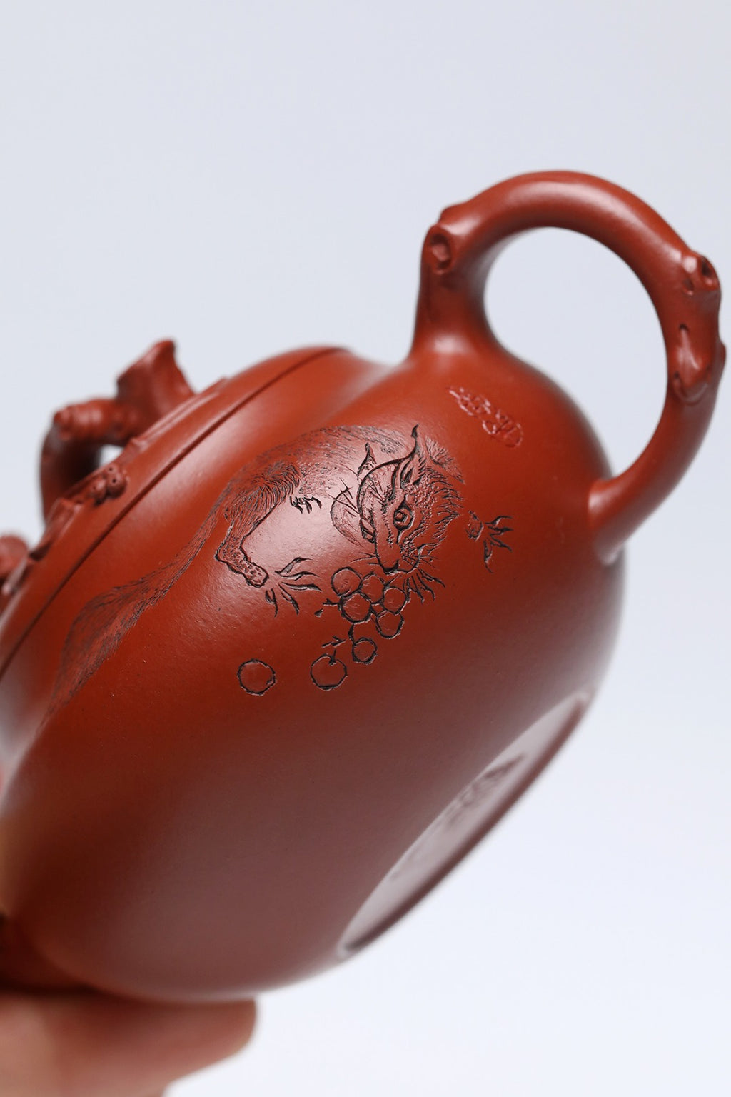 《松鼠葡萄》 作者：李玮 正高级工艺美术师 原矿龙山朱砂大红袍，130cc