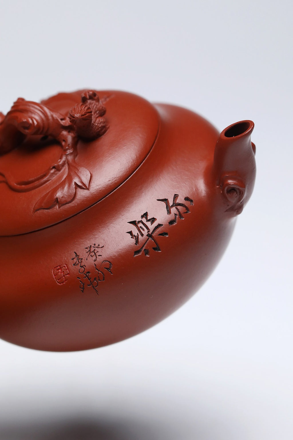 《松鼠葡萄》 作者：李玮 正高级工艺美术师 原矿龙山朱砂大红袍，130cc