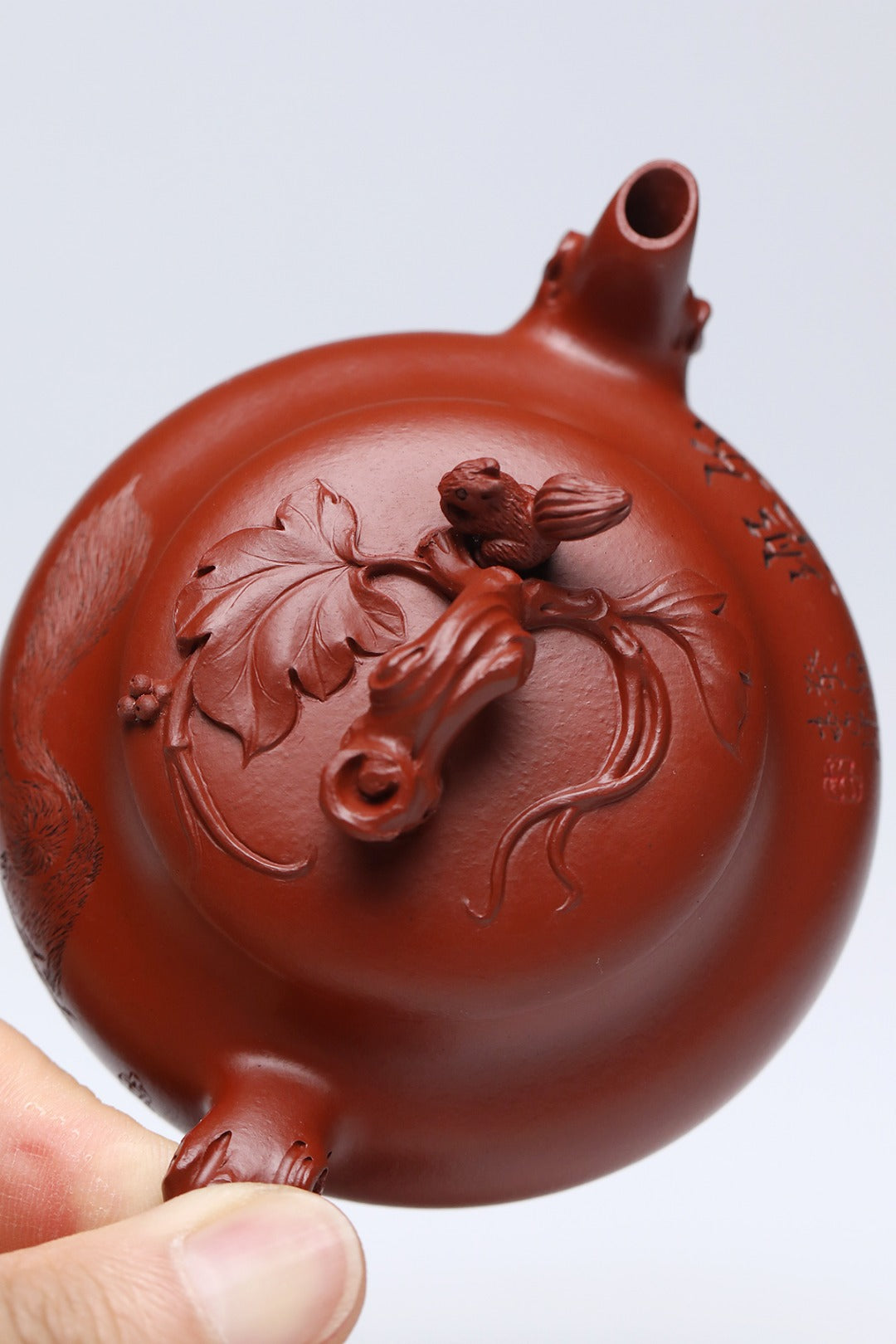 《松鼠葡萄》 作者：李玮 正高级工艺美术师 原矿龙山朱砂大红袍，130cc