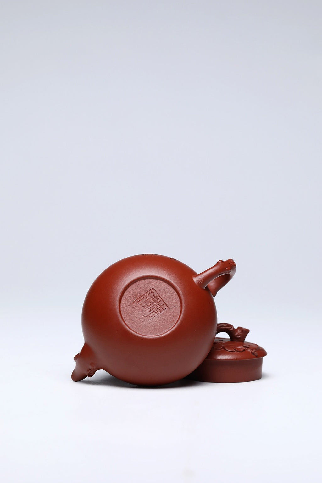 《松鼠葡萄》 作者：李玮 正高级工艺美术师 原矿龙山朱砂大红袍，130cc