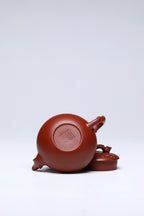 《松鼠葡萄》 作者：李玮 正高级工艺美术师 原矿龙山朱砂大红袍，130cc