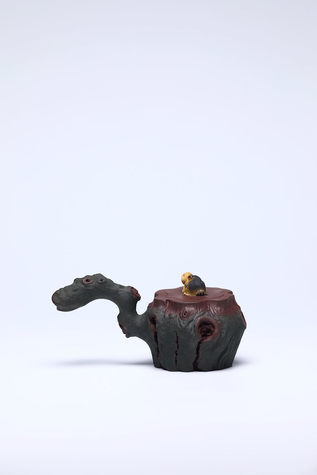 《兔步青云》 作者：李玮 正高级工艺美术师  原矿家藏自炼紫金砂，220cc，菱形19孔出水