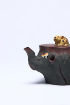 《兔步青云》 作者：李玮 正高级工艺美术师  原矿家藏自炼紫金砂，220cc，菱形19孔出水