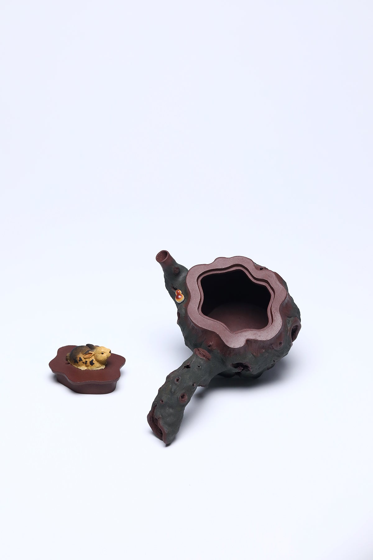 《兔步青云》 作者：李玮 正高级工艺美术师  原矿家藏自炼紫金砂，220cc，菱形19孔出水