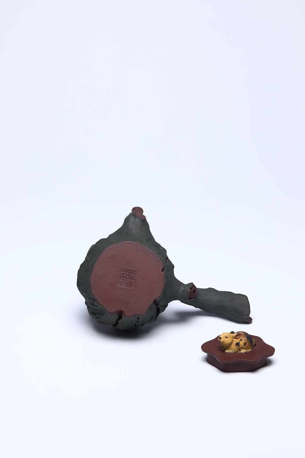 《兔步青云》 作者：李玮 正高级工艺美术师  原矿家藏自炼紫金砂，220cc，菱形19孔出水