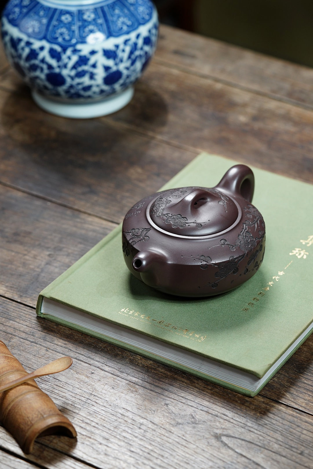 《墨梅汉君》 作者：高建中 研究员级高级工艺美术师 原矿老茄皮紫泥，430cc，并列18孔出水