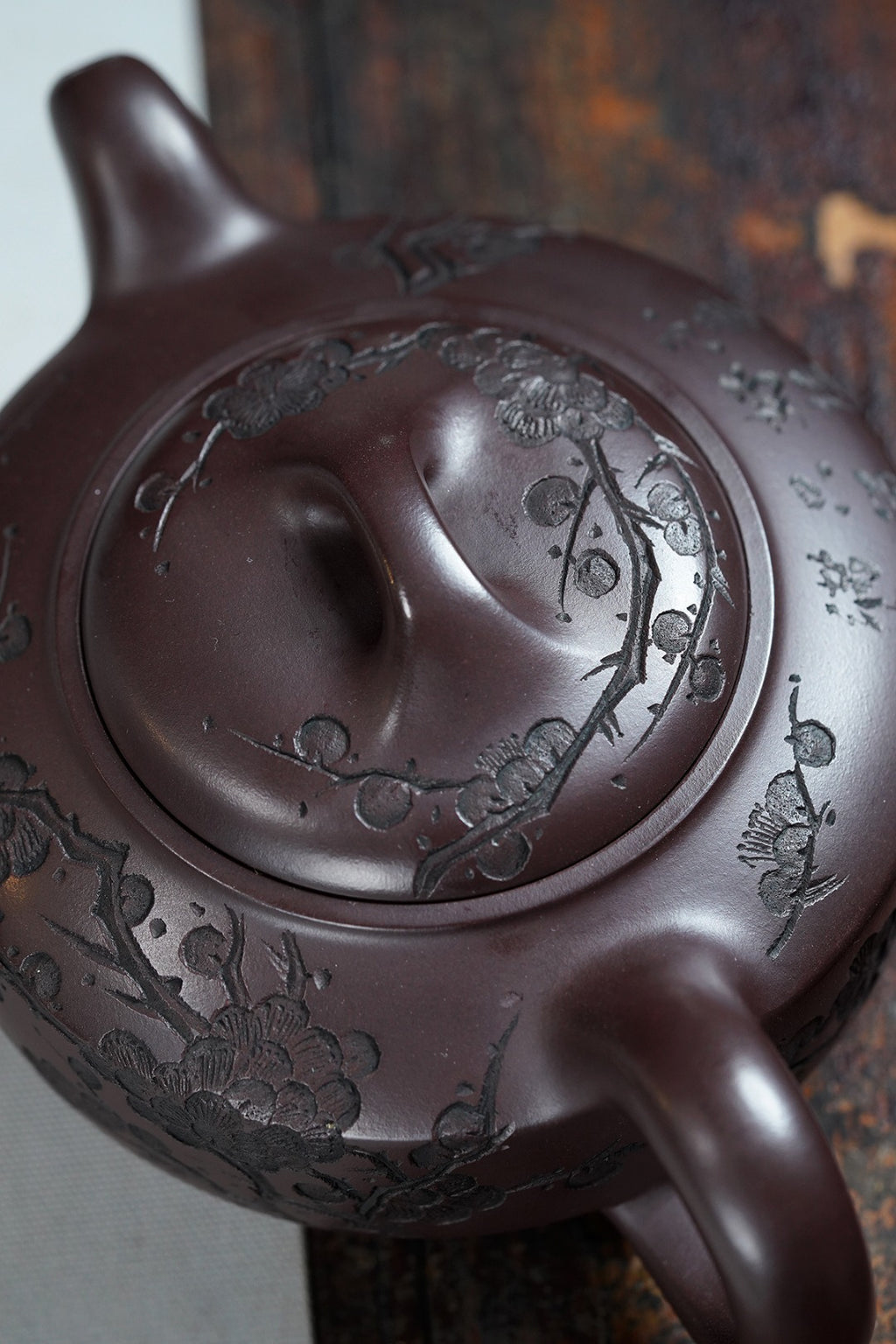 《墨梅汉君》 作者：高建中 研究员级高级工艺美术师 原矿老茄皮紫泥，430cc，并列18孔出水