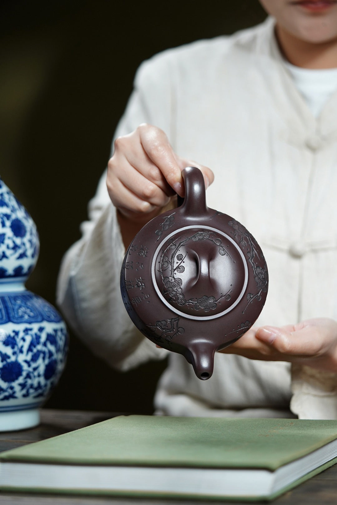 《墨梅汉君》 作者：高建中 研究员级高级工艺美术师 原矿老茄皮紫泥，430cc，并列18孔出水
