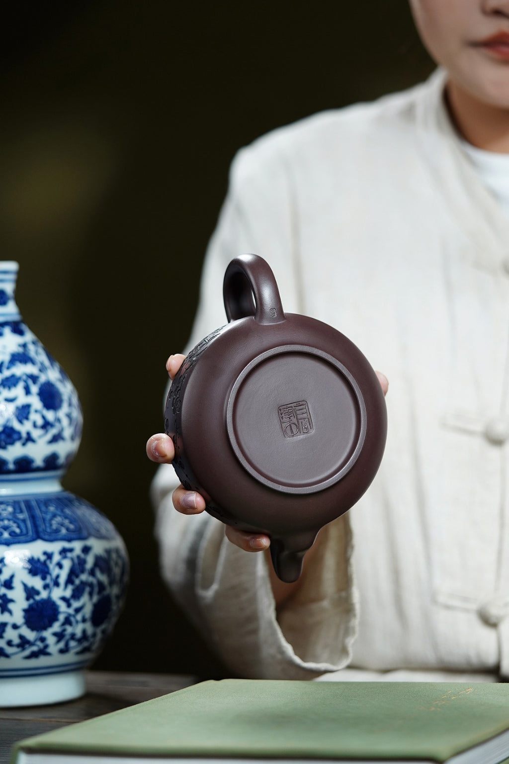 《墨梅汉君》 作者：高建中 研究员级高级工艺美术师 原矿老茄皮紫泥，430cc，并列18孔出水