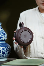 《墨梅汉君》 作者：高建中 研究员级高级工艺美术师 原矿老茄皮紫泥，430cc，并列18孔出水