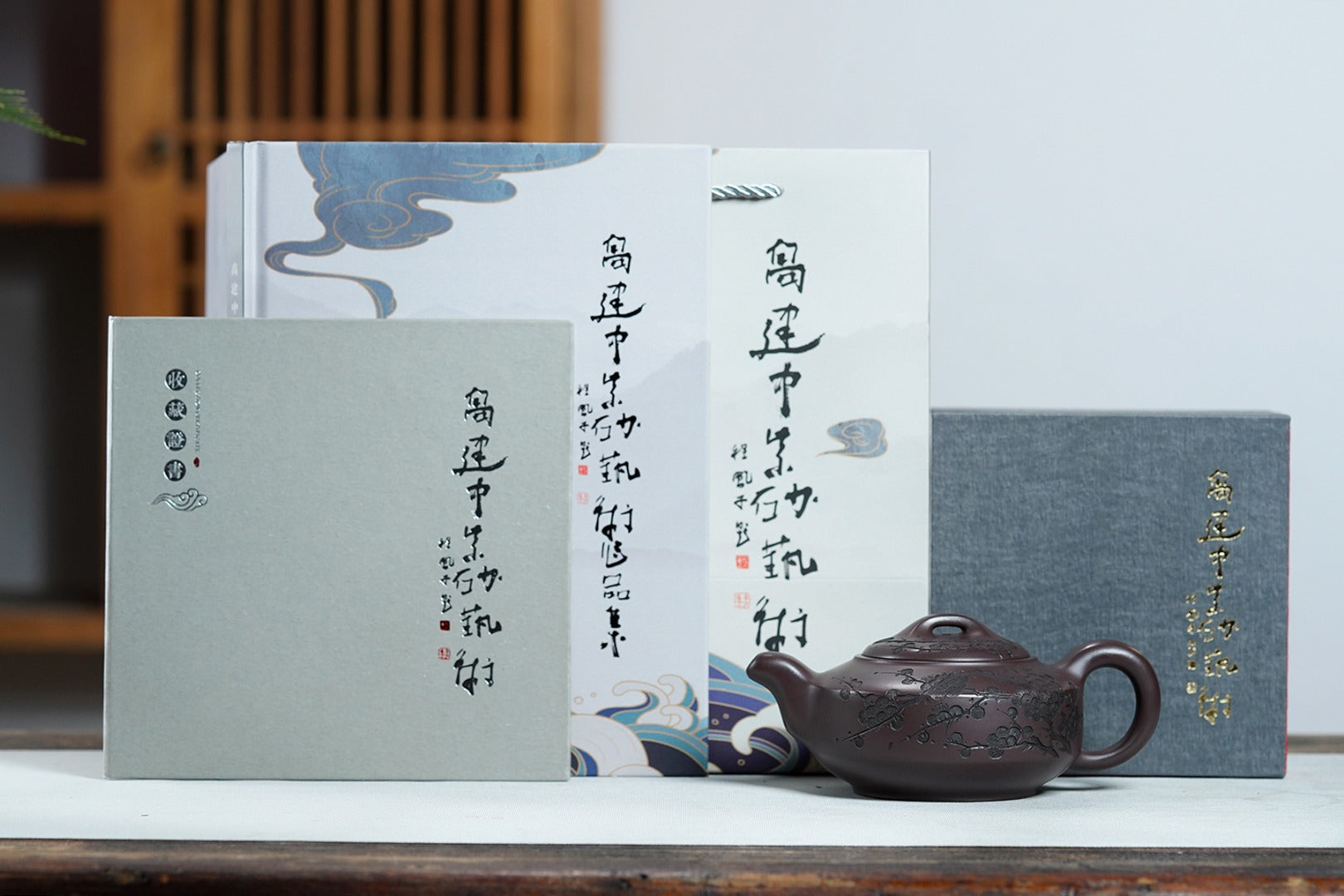 《墨梅汉君》 作者：高建中 研究员级高级工艺美术师 原矿老茄皮紫泥，430cc，并列18孔出水