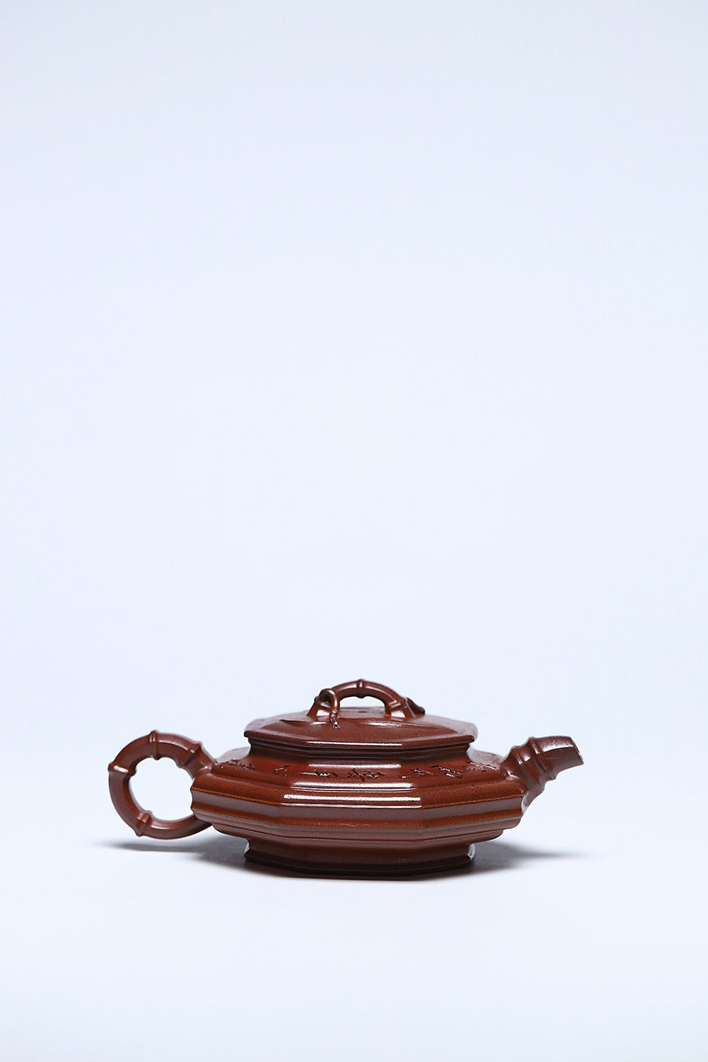 《八方竹鼓》 作者：李玮 正高级工艺美术师 徐悲鸿吴冠中画院特聘研究员 古龙窑胭脂红柴烧，200cc