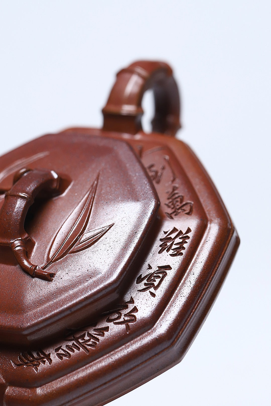 《八方竹鼓》 作者：李玮 正高级工艺美术师 徐悲鸿吴冠中画院特聘研究员 古龙窑胭脂红柴烧，200cc