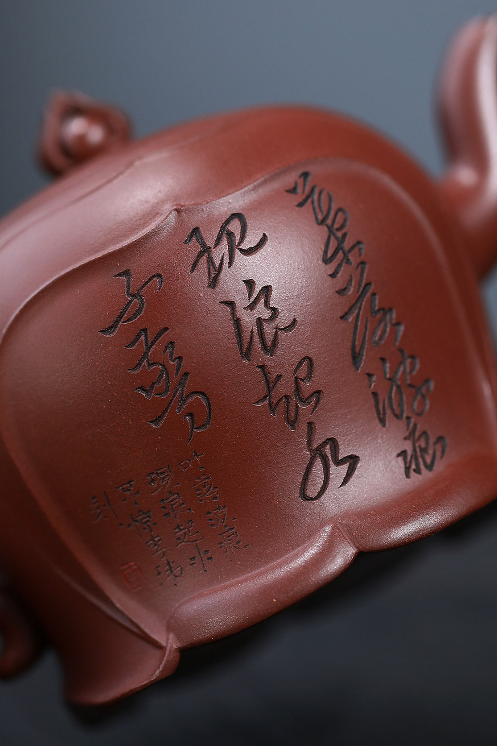 双工合作款《净世清莲》 王敏（正高级工艺美术师）75年熊猫楼馆藏老紫泥，480cc，菱形14孔出水