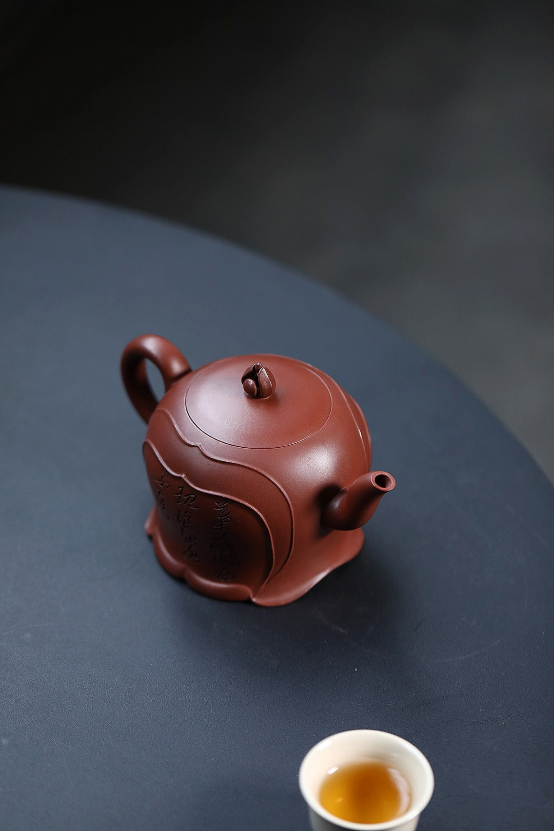 双工合作款《净世清莲》 王敏（正高级工艺美术师）75年熊猫楼馆藏老紫泥，480cc，菱形14孔出水