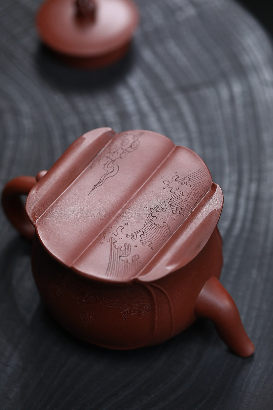 双工合作款《净世清莲》 王敏（正高级工艺美术师）75年熊猫楼馆藏老紫泥，480cc，菱形14孔出水