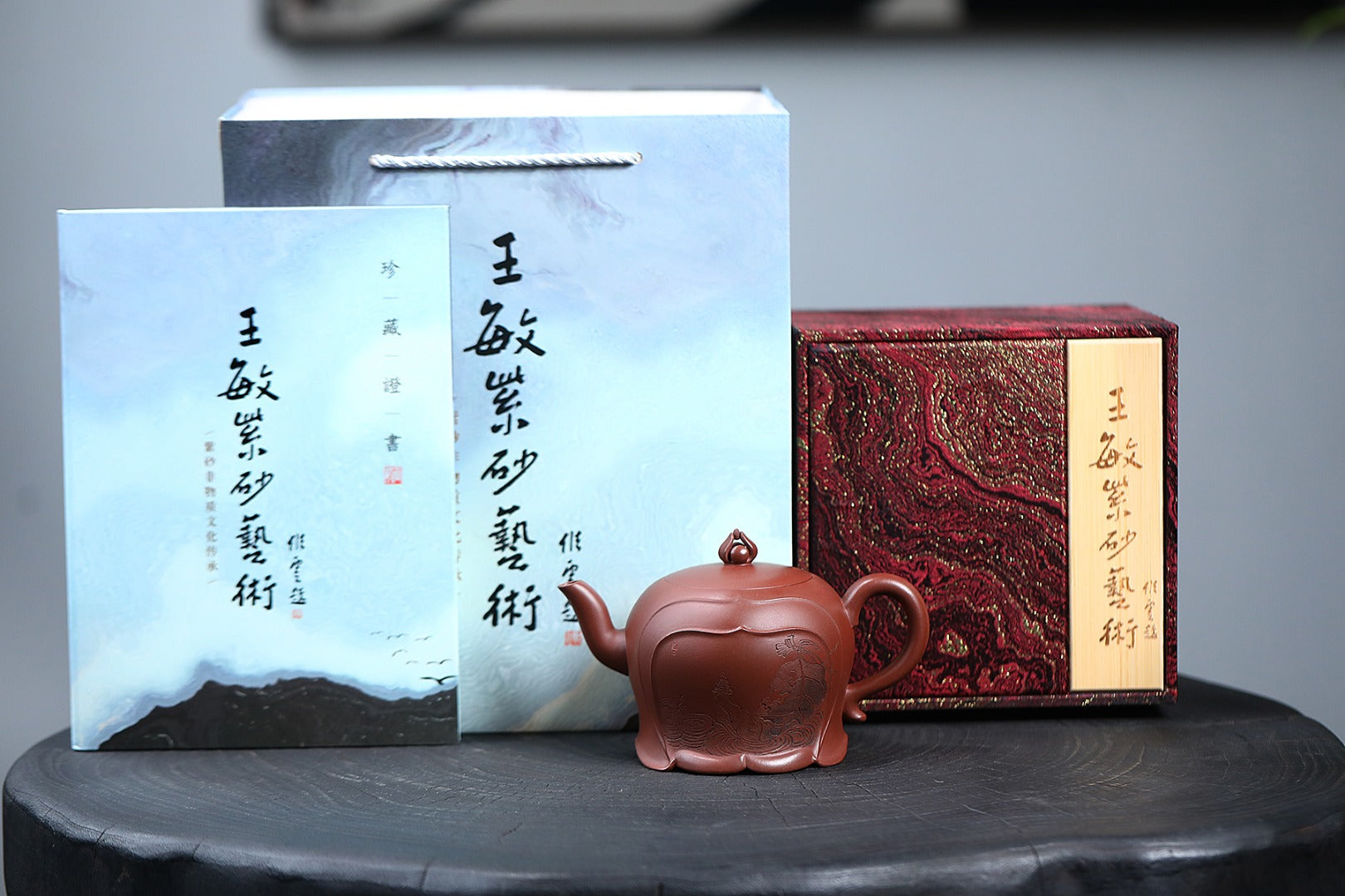 双工合作款《净世清莲》 王敏（正高级工艺美术师）75年熊猫楼馆藏老紫泥，480cc，菱形14孔出水