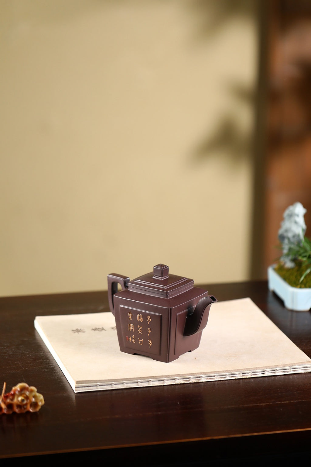 《四方特奎》 作者：高建中 研究员级高级工艺美术师 原矿百目紫茄泥，480cc，并列16孔出水