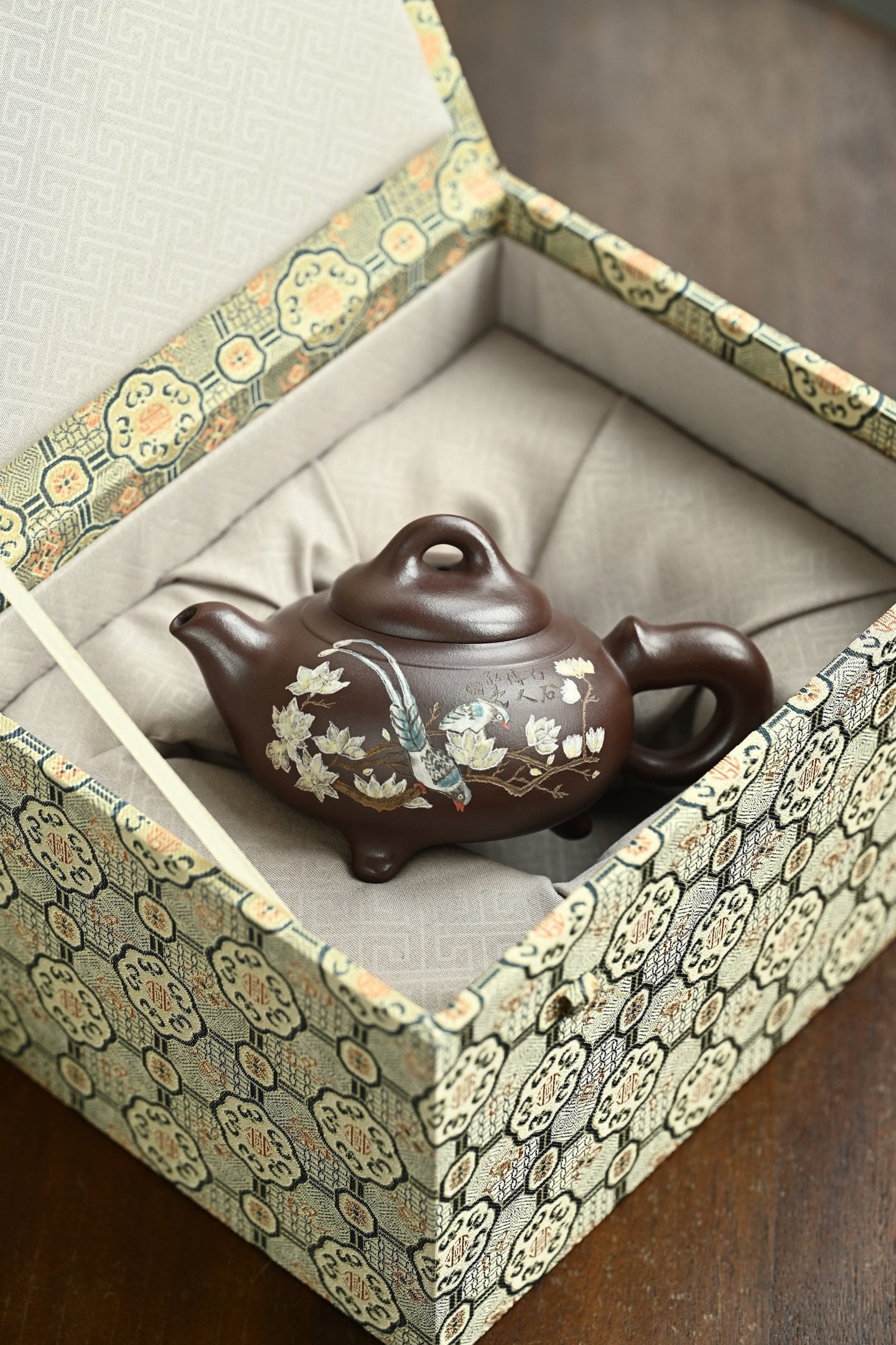 三足宝鼎·全手工 （双证书）/高工蒋锡坤作品/中央美院教授李洪亮装饰 /容量250cc/铁皮石红