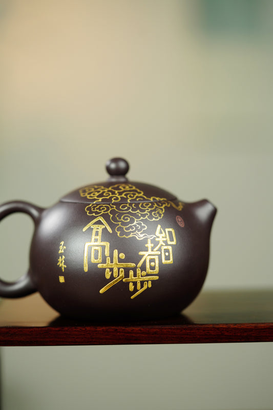 【双泰斗合璧·紫砂史巅峰】紫砂界天花板｜何光宏·邱玉林双宗师联袂创作《西施壶》原矿极品老紫泥·260cc (24k真金装饰)