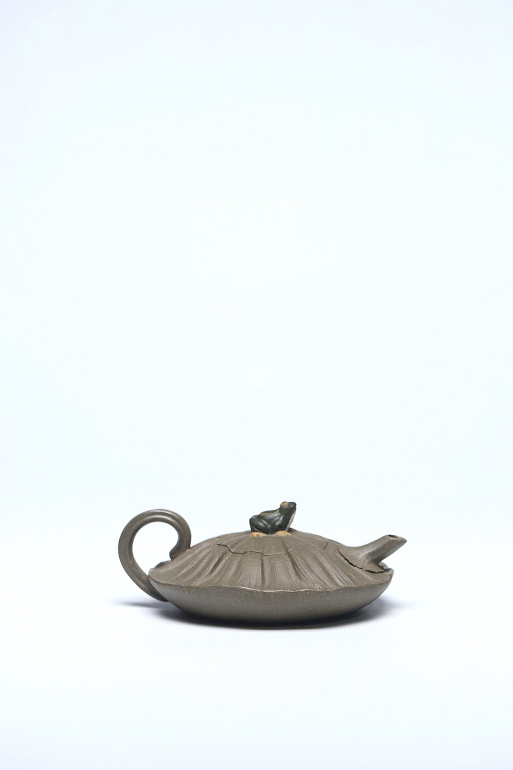 《荷趣》（薄胎） 作者：李玮 正高级工艺美术师 无锡工艺美院正教授、艺术设计院院长 原矿海庚老青段泥，110cc