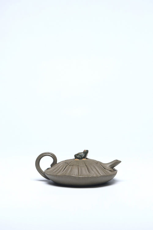 《荷趣》（薄胎） 作者：李玮 正高级工艺美术师 无锡工艺美院正教授、艺术设计院院长 原矿海庚老青段泥，110cc