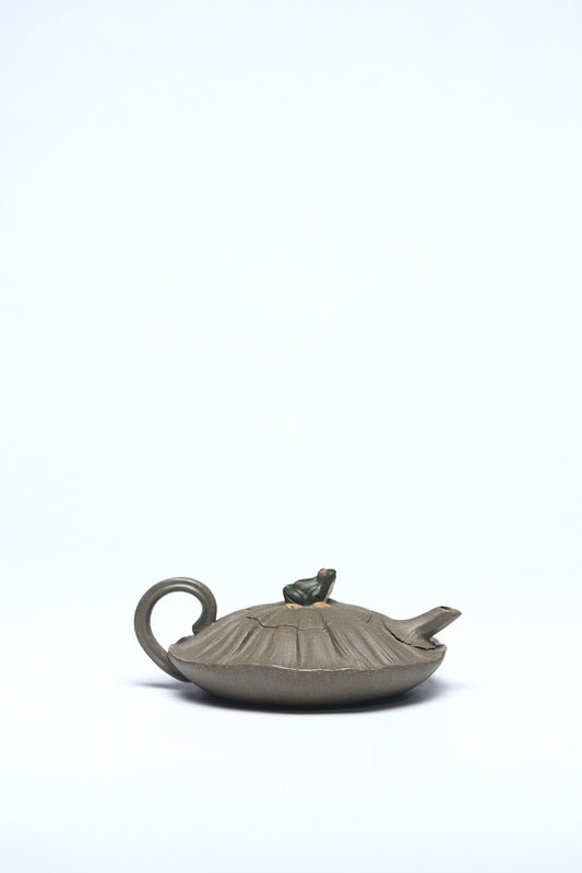 《荷趣》（薄胎） 作者：李玮 正高级工艺美术师 无锡工艺美院正教授、艺术设计院院长 原矿海庚老青段泥，110cc