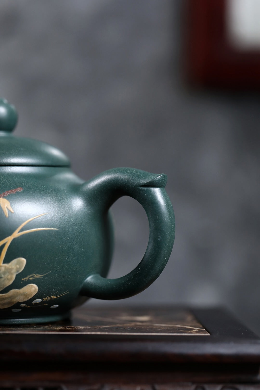 高工佳作！《扁樱》 国家级高级工艺美术师 蒋亚平 原矿家藏墨绿泥，400cc，菱形9孔出水