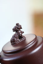 《紫气东来》 国家级工艺美术师 鲍玉华 原矿老紫泥，270cc，菱形9孔出水