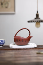 《太极提梁》 国家级工艺美术师 鲍玉华 装饰：李玮 原矿家藏红皮龙，300cc