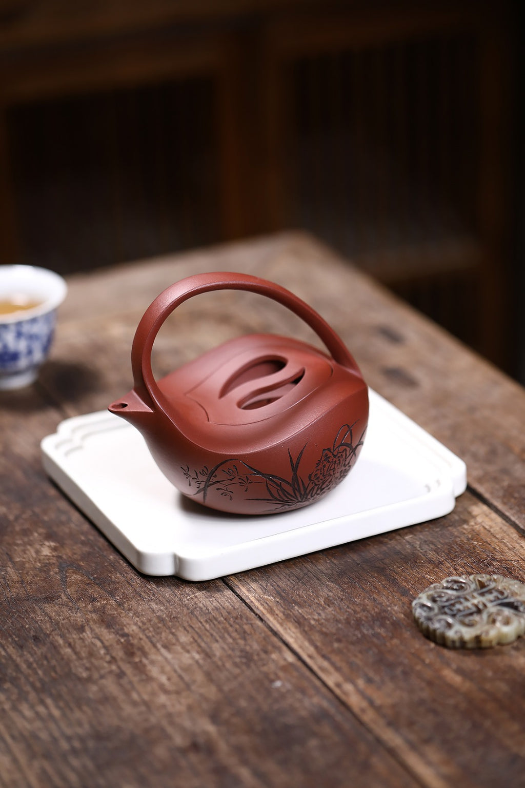 《太极提梁》 国家级工艺美术师 鲍玉华 装饰：李玮 原矿家藏红皮龙，300cc